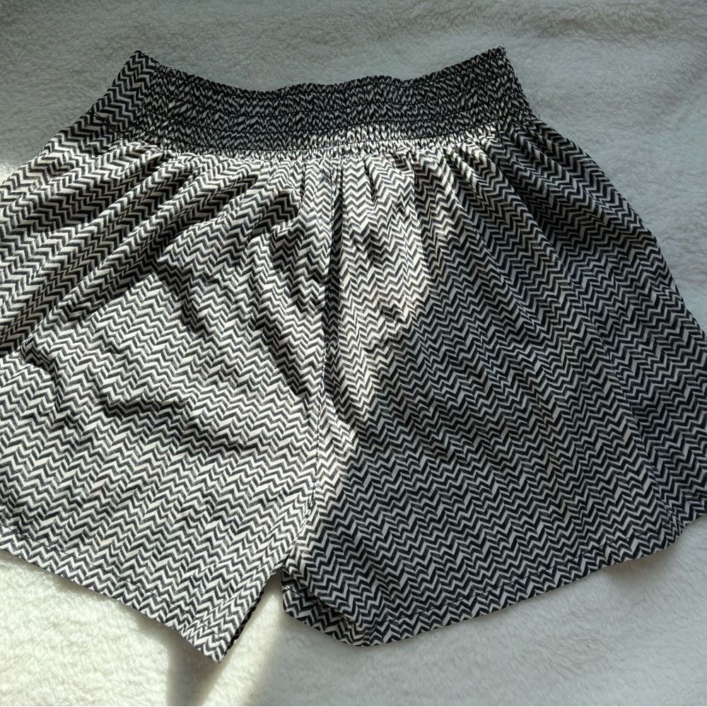American Eagle Outfitters XS White and Black Zigzag Loose Shorts
